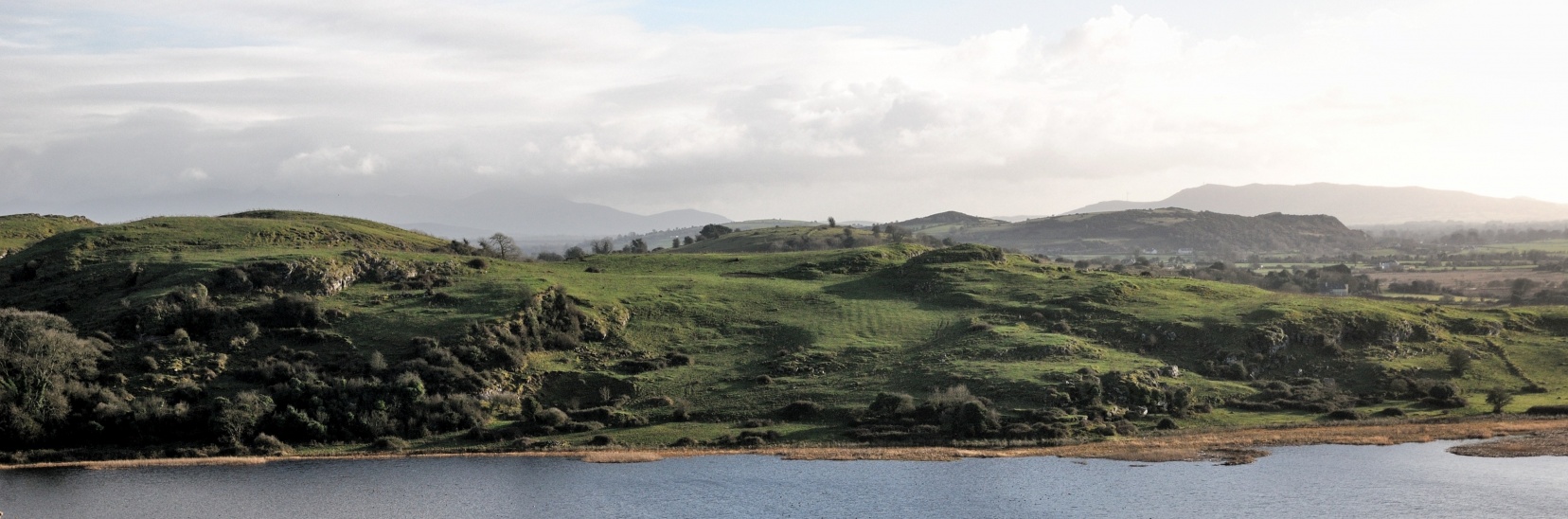 Die Hügel am Loch Gur